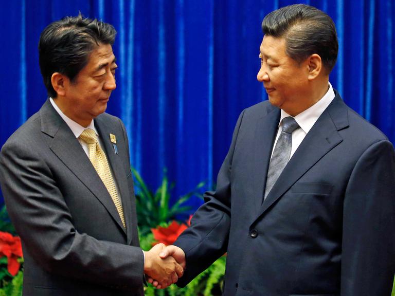 Chinas Präsident Xi Jinping (r.) mit Japans Ministerpräsident Shinzo Abe