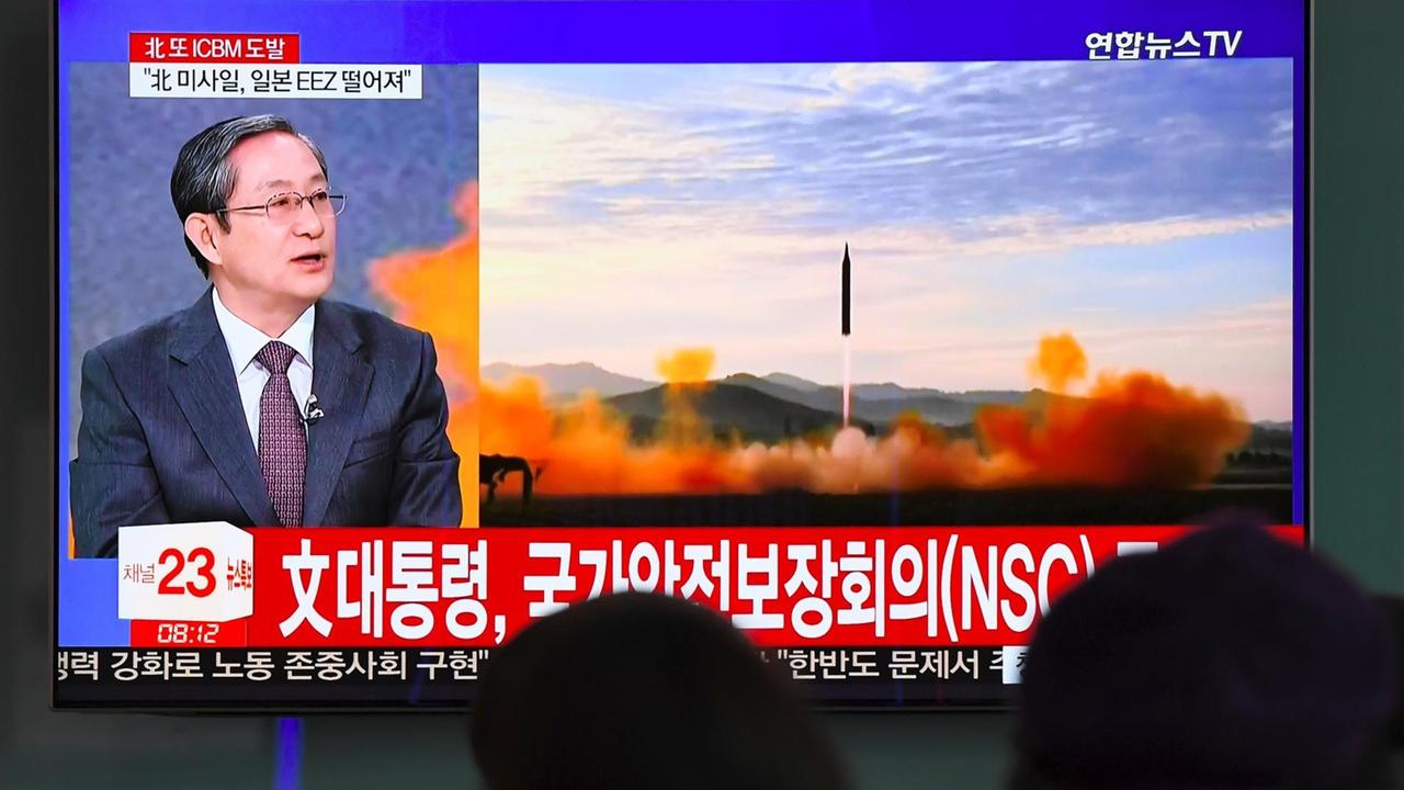Menschen in Südkorea schauen einen Fernsehbericht über den neuen Raketentest in Nordkorea. Menschen in Südkorea schauen einen Fernsehbericht über den neuen Raketentest in Nordkorea.