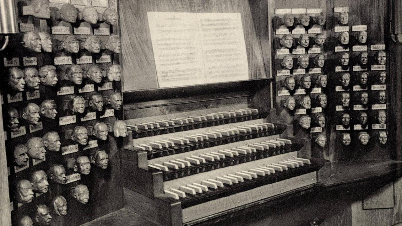 Spieltisch der Arp Schnitger Orgel in der Hauptkirche St. Jacobi Spieltisch der Arp Schnitger Orgel in der Hauptkirche St. Jacobi