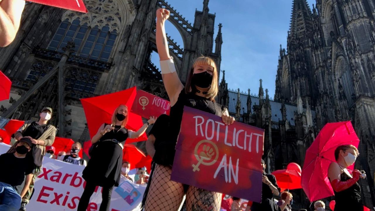 Prostituierte demonstrieren vor dem Kölner Dom gegen die Corona-Auflagen Prostituierte demonstrieren vor dem Kölner Dom gegen die Corona-Auflagen