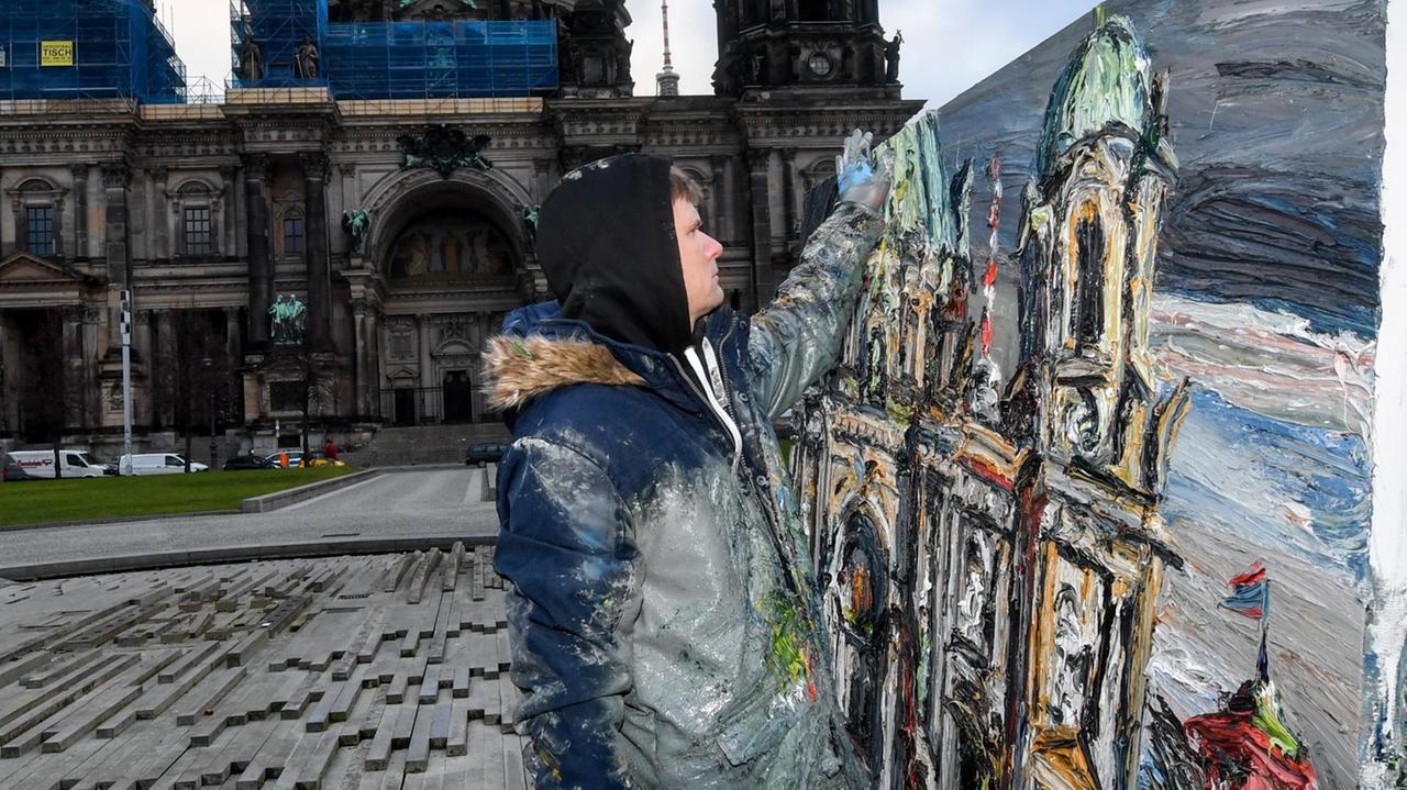 Christopher Lehmpfuhl malt im Lustgarten an einem Bild mit dem Berliner Dom. Christopher Lehmpfuhl malt im Lustgarten an einem Bild mit dem Berliner Dom.