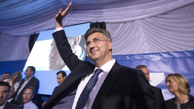 Der Spitzenkandidat der nationalkonservativen HDZ, Andrej Plenkovic, feiert nach den vorgezogenen Parlamentswahlen in Kroatien den Sieg seiner Partei.