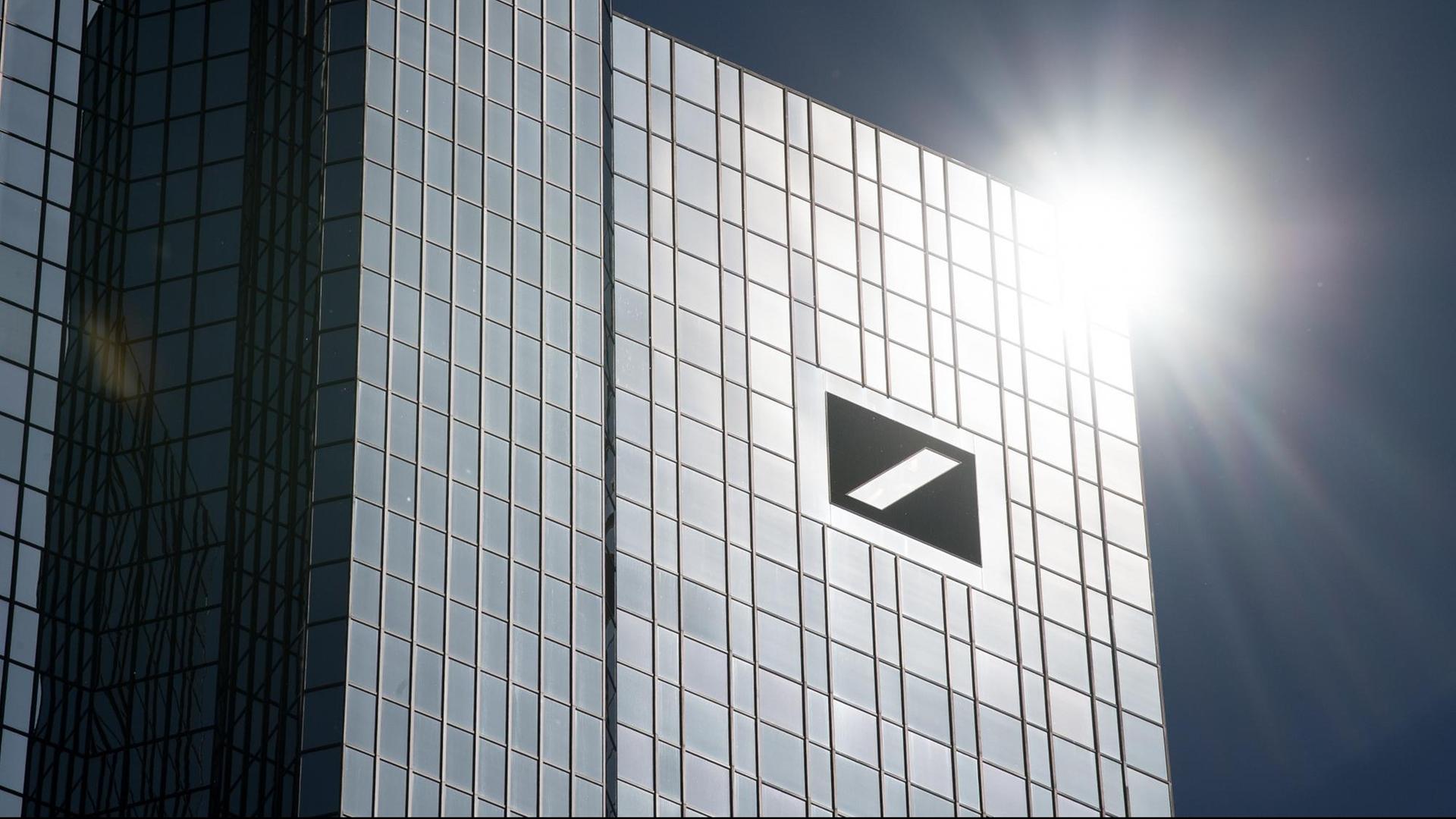 Das Gebäude der Deutschen Bank unter blauem Himmel. Die Sonne reflektiert auf der Fassade. Das Gebäude der Deutschen Bank unter blauem Himmel. Die Sonne reflektiert auf der Fassade.