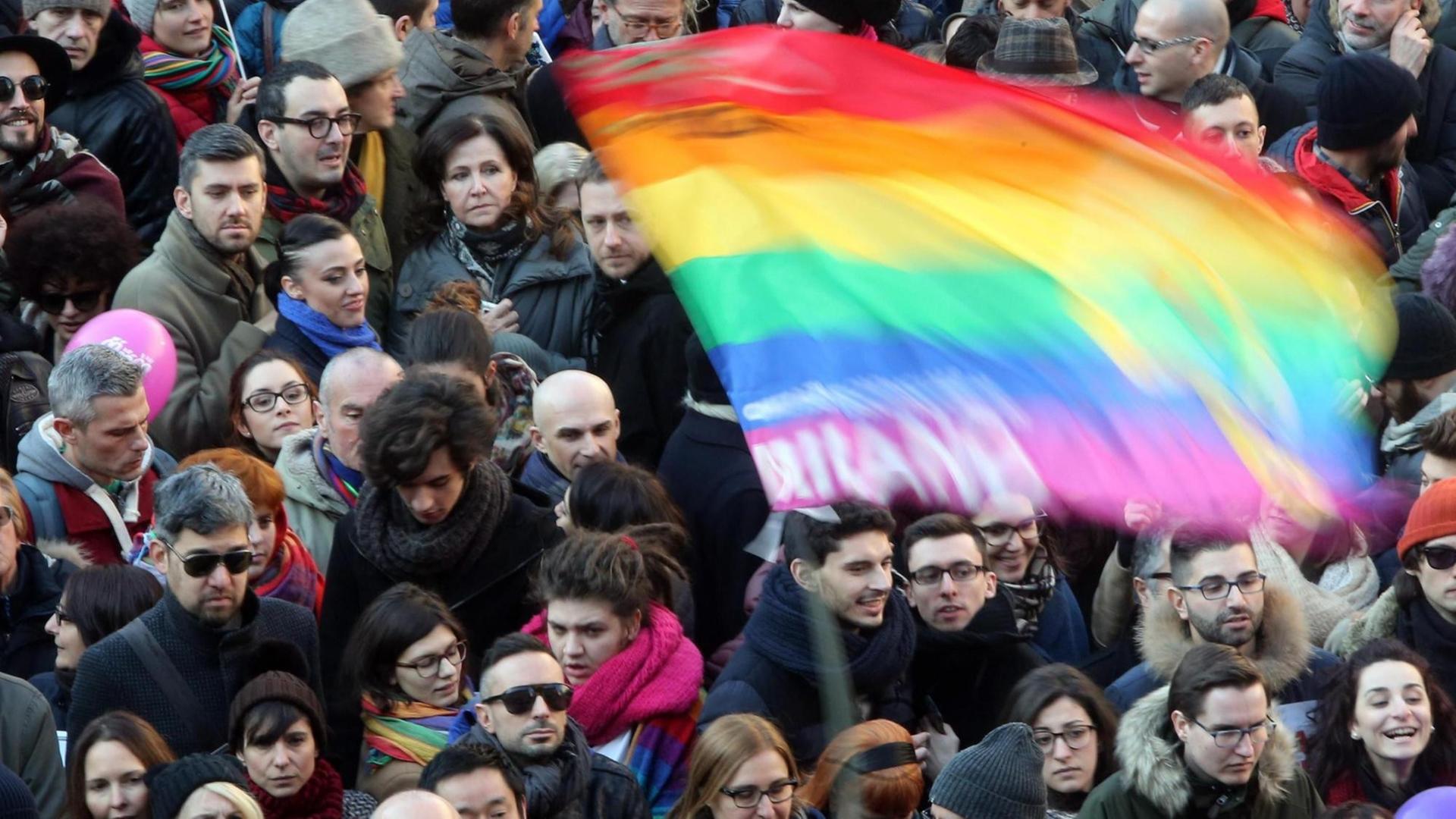 Demonstration in Mailand für die Einführung der eingetragenen Lebenspartnerschaften für Schwule und Lesben.
