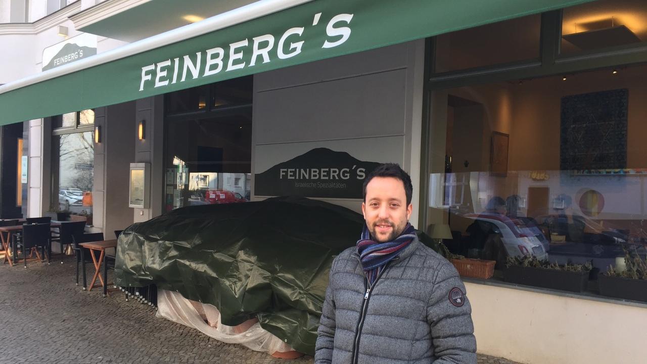 Yorai Feinberg vor seinem Restaurant in Berlin-Schöneberg Yorai Feinberg vor seinem Restaurant in Berlin-Schöneberg