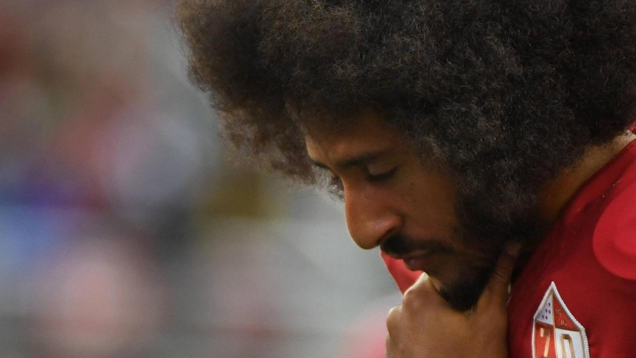 American Football-Spieler Colin Kaepernick schaut auf den Boden. American Football-Spieler Colin Kaepernick schaut auf den Boden.