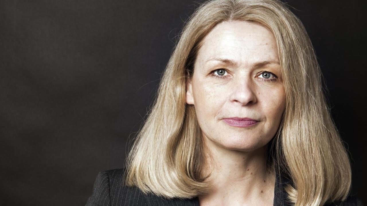 Porträt der Berliner Kulturwissenschaftlerin Iris Därmann vor einem schwarzen Hintergrund. Porträt der Berliner Kulturwissenschaftlerin Iris Därmann vor einem schwarzen Hintergrund.