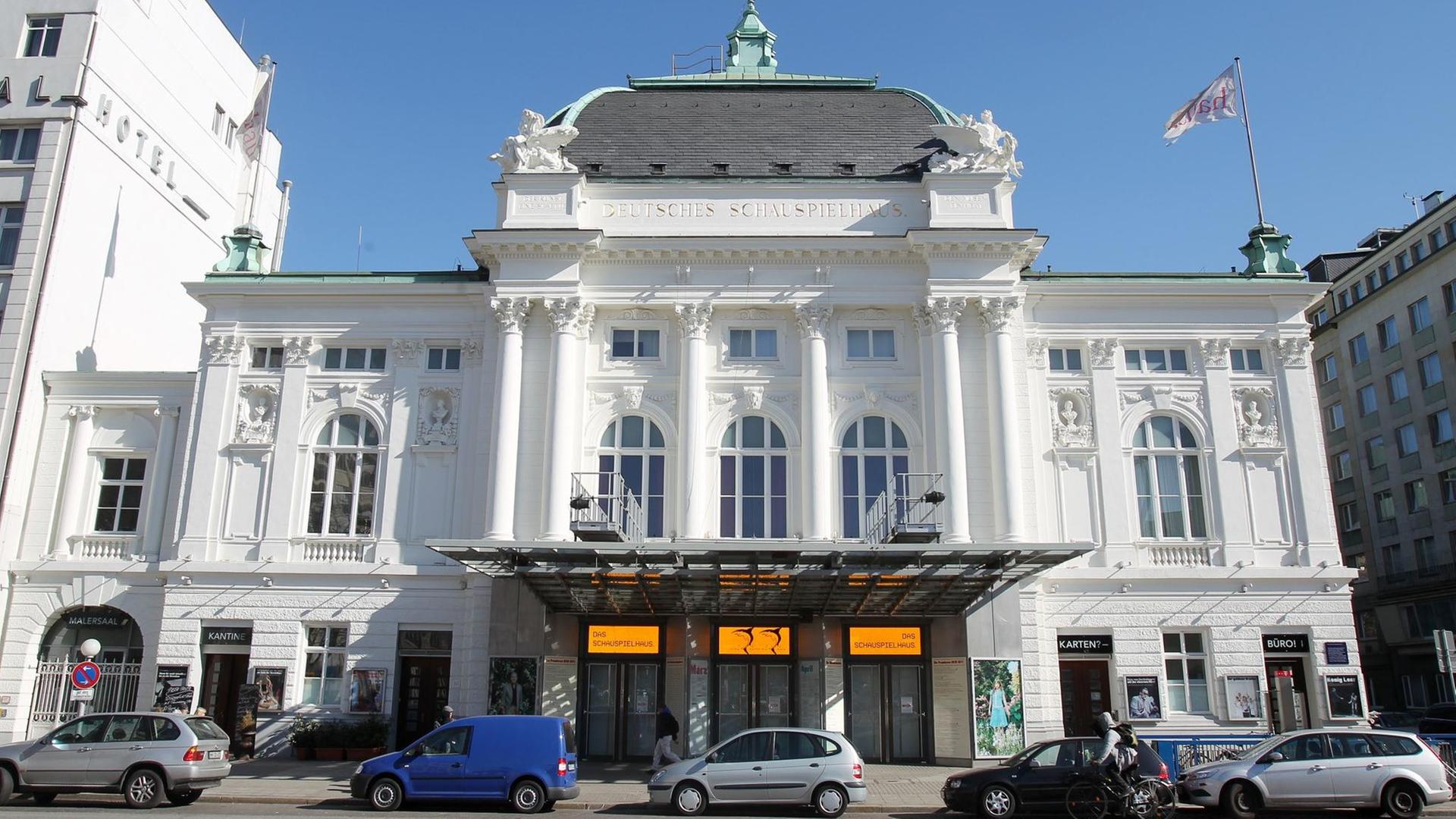 Das Deutsche Schauspielhaus aufgenommen am Dienstag (08.03.2011) in Hamburg. Das auf Theaterbauten spezialisierte Wiener Büro Fellner und Helmer erstellte mit Architekt Ferdinand Fellner das Hamburger Theater in einem neobarocken Stil in den Jahren von 1899 bis 1900. Foto: Malte Christians dpa/lno | Verwendung weltweit Das Deutsche Schauspielhaus aufgenommen am Dienstag (08.03.2011) in Hamburg. Das auf Theaterbauten spezialisierte Wiener Büro Fellner und Helmer erstellte mit Architekt Ferdinand Fellner das Hamburger Theater in einem neobarocken Stil in den Jahren von 1899 bis 1900. Foto: Malte Christians dpa/lno | Verwendung weltweit