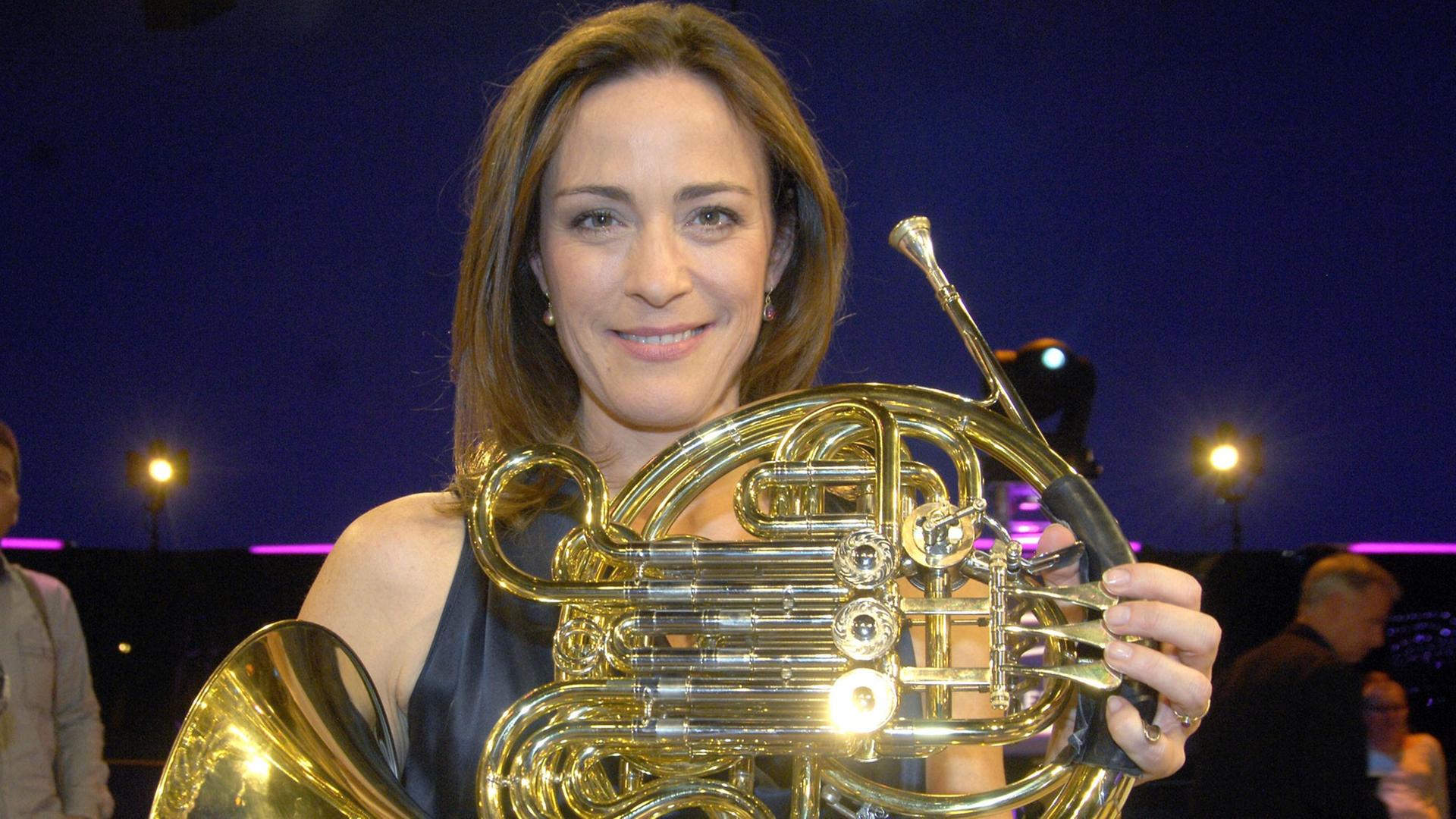 Die Hornistin Sarah Willis mit ihrem Instrument. Die Hornistin Sarah Willis mit ihrem Instrument.