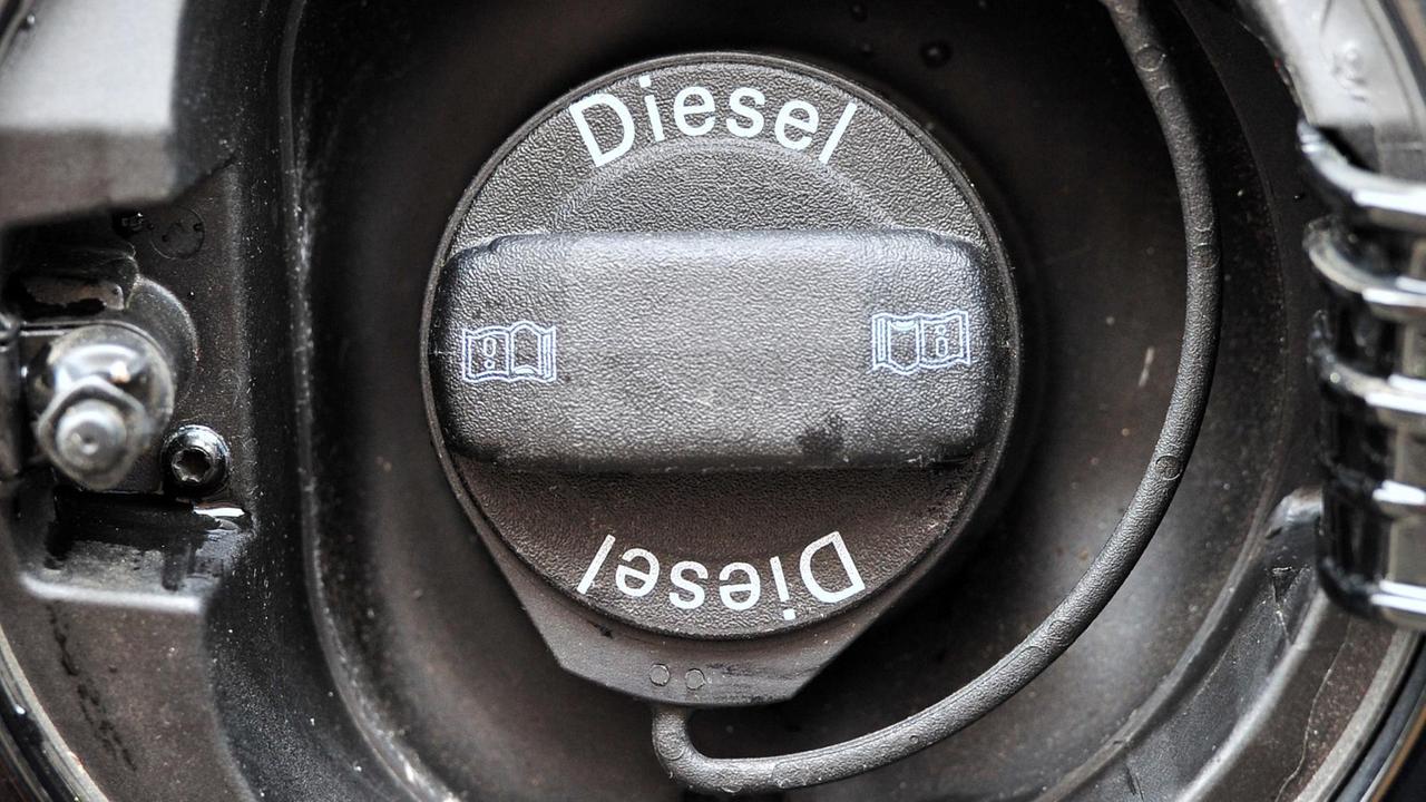 Blick auf den Tankdeckel eines Diesel-PKW, aufgenommen am Donnerstag (14.06.2012) in Leipzig. Forscher der Weltgesundheitsorganisation (WHO) haben nachgewiesen, dass Dieselabgase das Krebsrisiko erhöhen. Foto: Hendrik Schmidt dpa