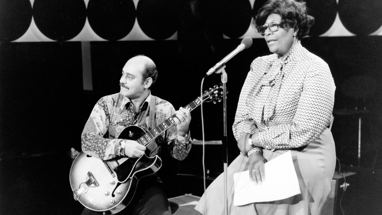 Die Jazzsängerin Ella Fitzgerald und Gitarrist Joe Pass bei einem Auftritt in Hamburg am 20.12.1977. Die Jazzsängerin Ella Fitzgerald und Gitarrist Joe Pass bei einem Auftritt in Hamburg am 20.12.1977.