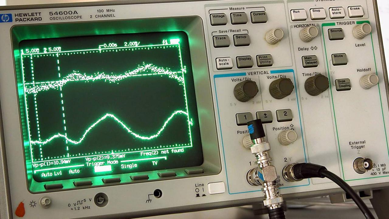 Mit einem Oszillographen wie diesem wurden damals die Frequenzen der Orgeln ausgewertet. Mit einem Oszillographen wie diesem wurden damals die Frequenzen der Orgeln ausgewertet.