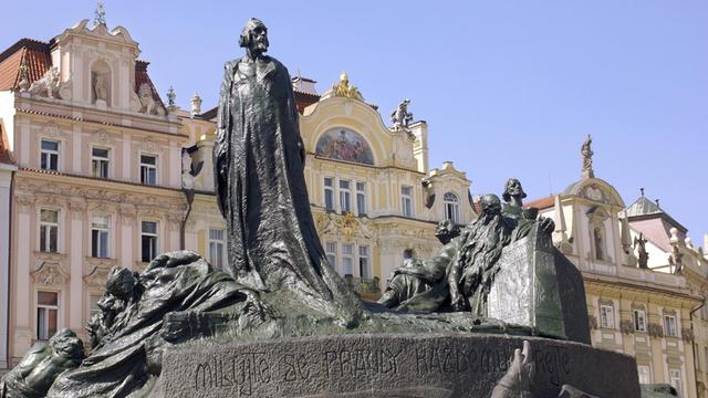 Das Jan-Hus-Denkmal auf dem Altstädter Ring in Prag. Der Aufstieg von Jan Hus begann an der Prager Karls-Universität wo er 1401 zum Dekan ernannt wurde. 1402 wurde er Prediger in der Prager Bethlehemskapelle.
