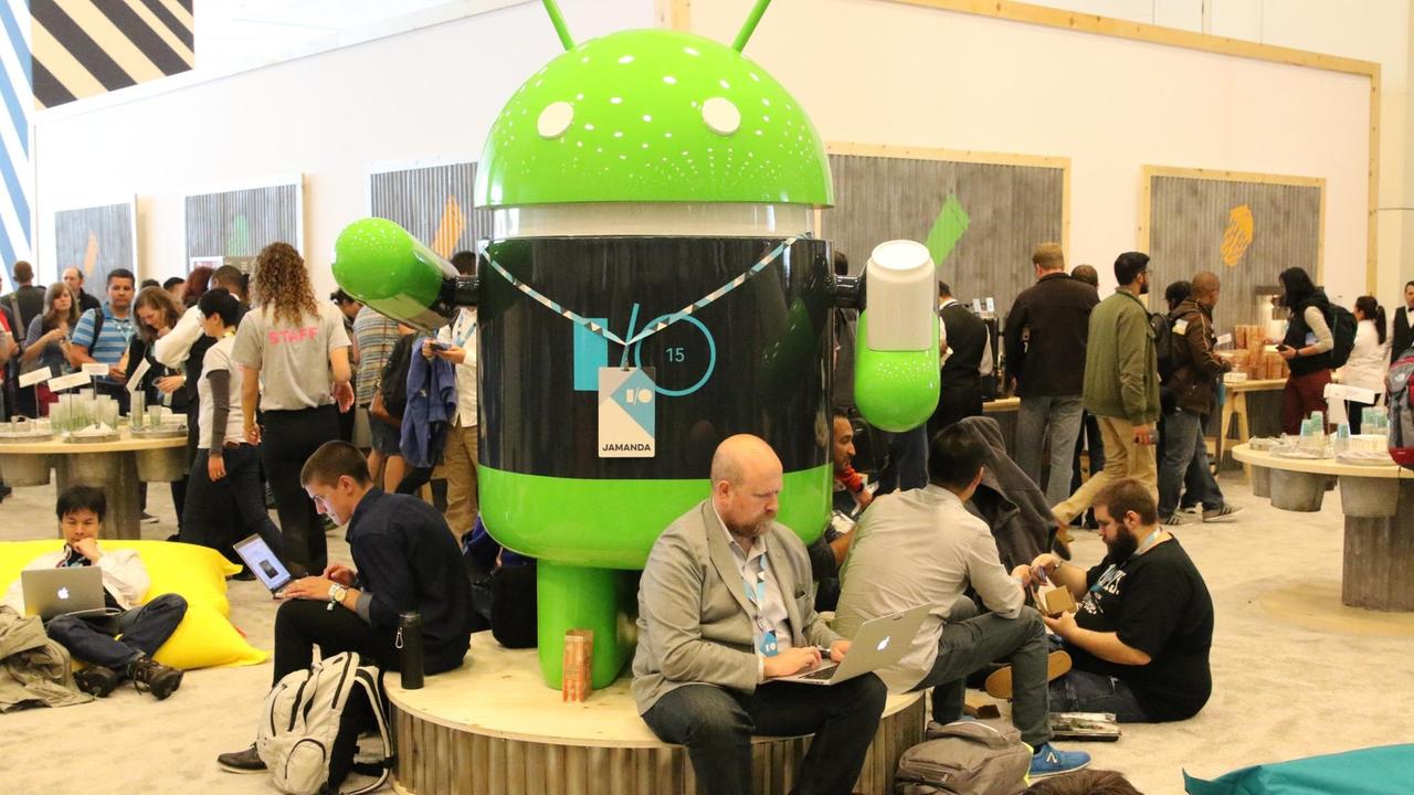 Eine übergroße Variante des Maskottchens "Andy" des Google-Betriebssystems Android auf der Entwicklermesse Google I/O 2015 in San Francisco. 