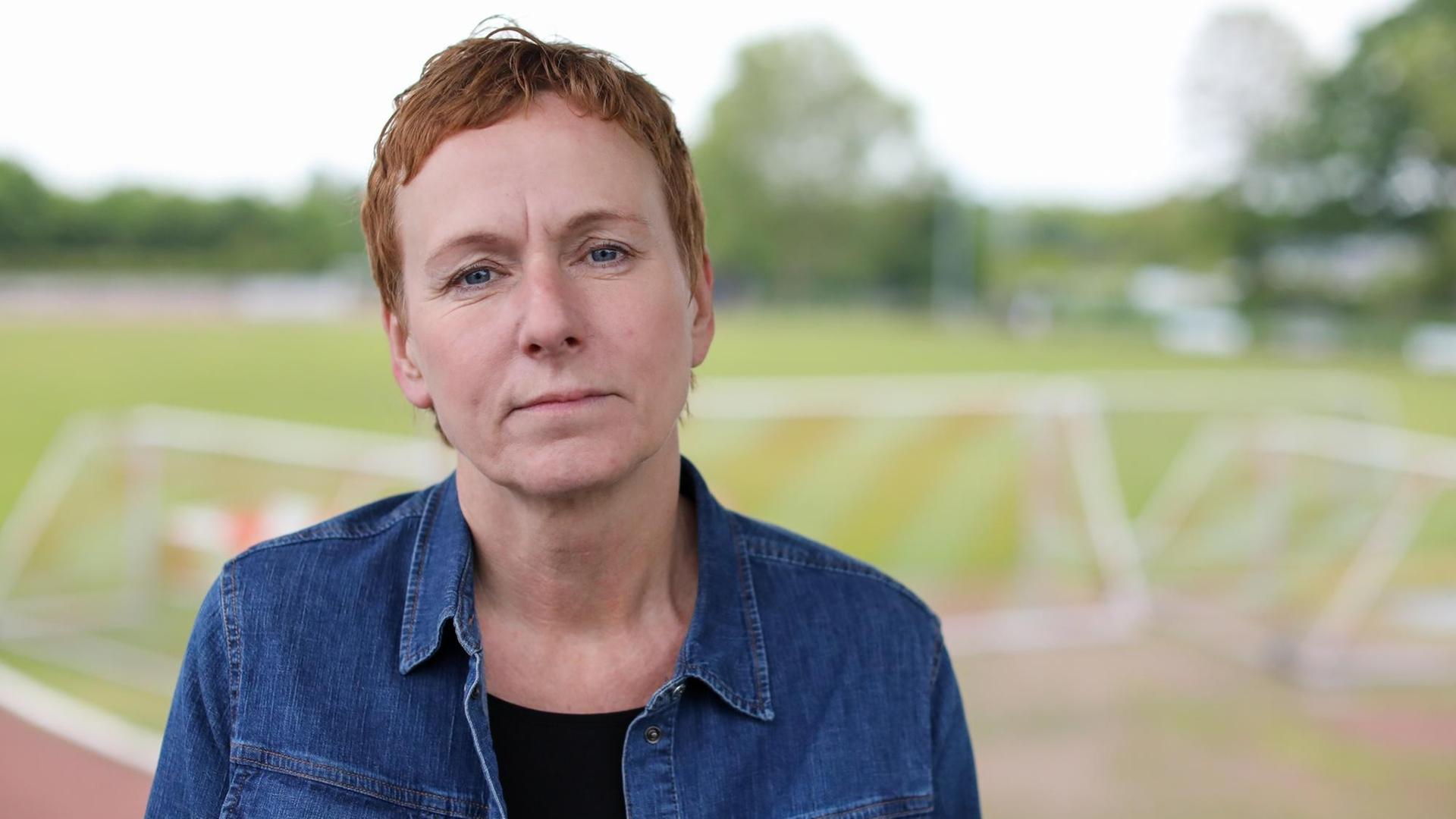 Ute Groth, Vorsitzende des DJK Tusa 06 Düsseldorf, steht am Fußballplatz des Vereins. Die Düsseldorferin bewirbt sich um die Präsidentschaft des Deutschen Fußballbundes. Ute Groth, Vorsitzende des DJK Tusa 06 Düsseldorf, steht am Fußballplatz des Vereins. Die Düsseldorferin bewirbt sich um die Präsidentschaft des Deutschen Fußballbundes.