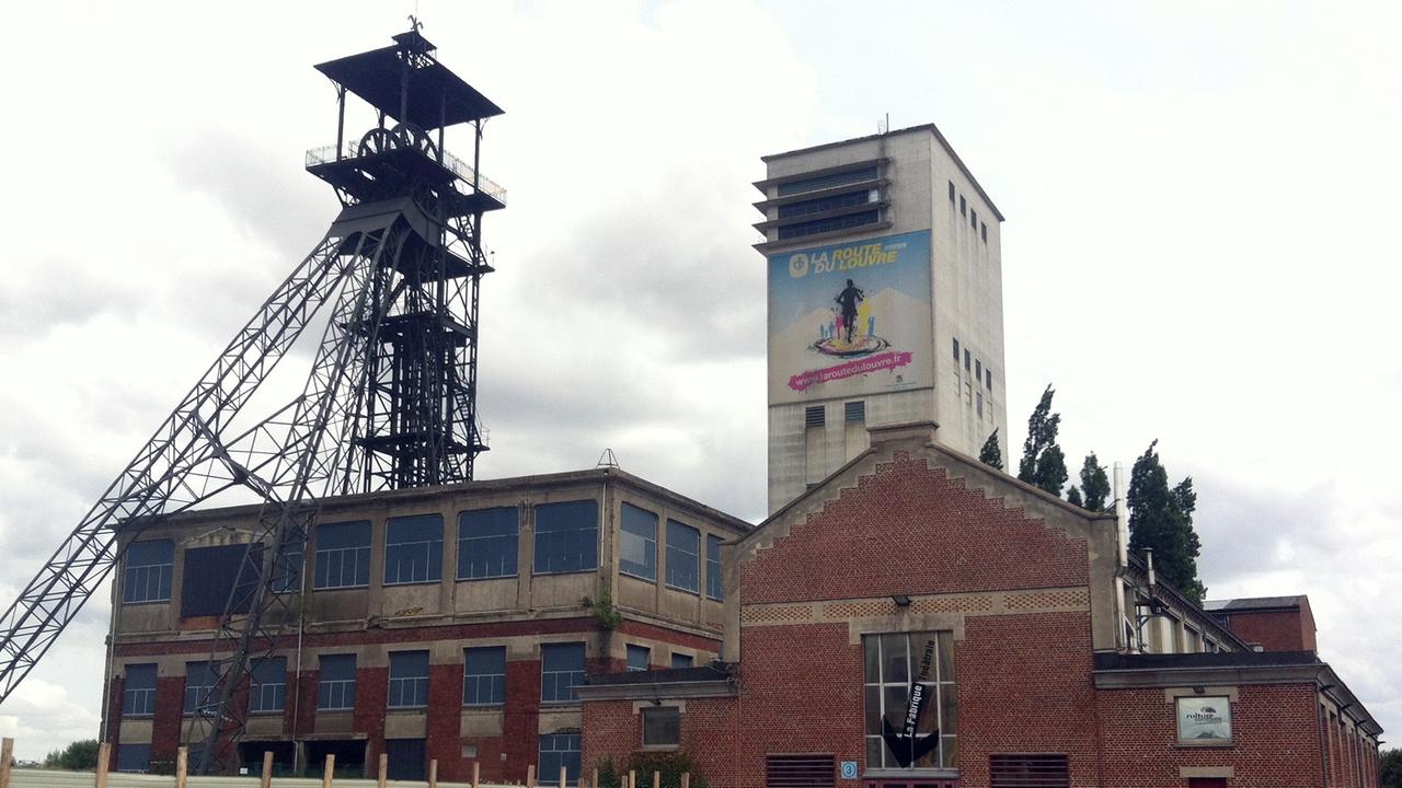 Förderturm und Industriehallen auf dem Gelände des ehemaligen Kohlebergwerks in Loos-en Gohelle. Förderturm und Industriehallen auf dem Gelände des ehemaligen Kohlebergwerks in Loos-en Gohelle.