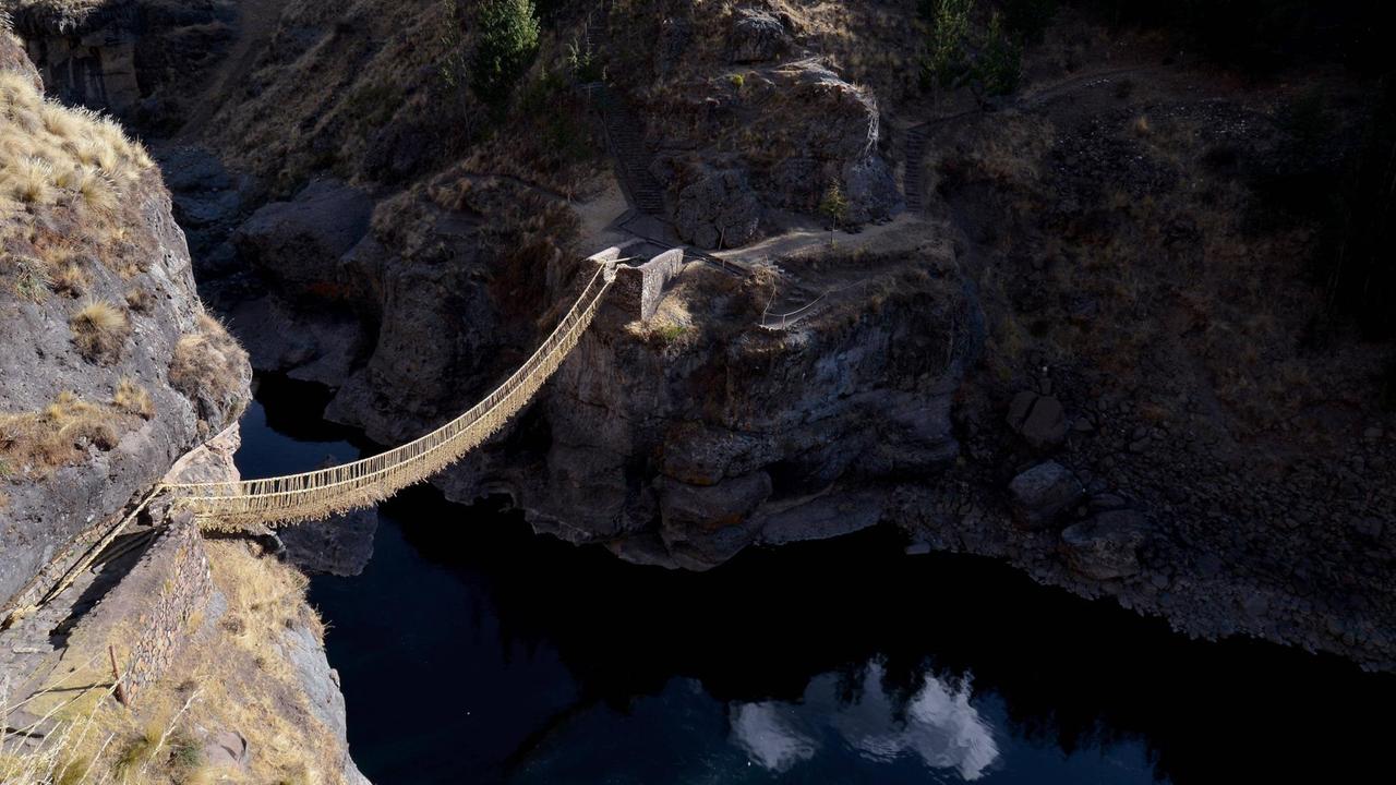 Letzte funktionierende Inka-Hängebrücke aus geflochtenem Ichu-Gras (Jarava ichu) über den Apurimac, Peru, Südamerika Letzte funktionierende Inka-Hängebrücke aus geflochtenem Ichu-Gras (Jarava ichu) über den Apurimac, Peru, Südamerika