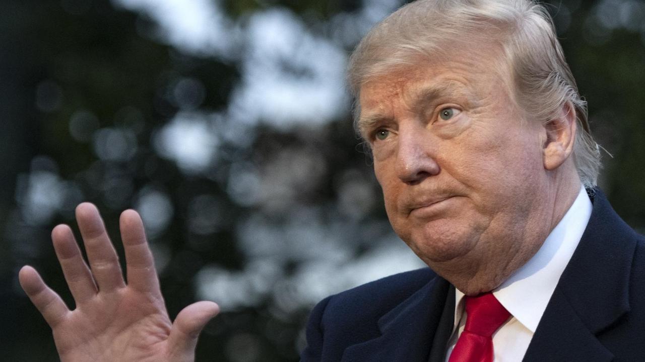 Donald J. Trump winkt Pressevertretern zu bei der Rückkehr ins Weiße Haus nach einem Wochenend-Trip nach Amerika. Donald J. Trump winkt Pressevertretern zu bei der Rückkehr ins Weiße Haus nach einem Wochenend-Trip nach Amerika.