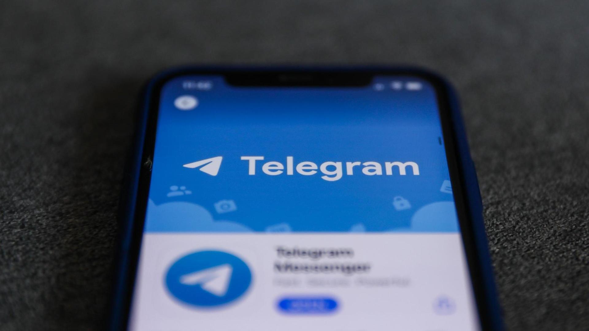 Auf einem Smartphone ist die Telegram App zu sehen. Auf einem Smartphone ist die Telegram App zu sehen.