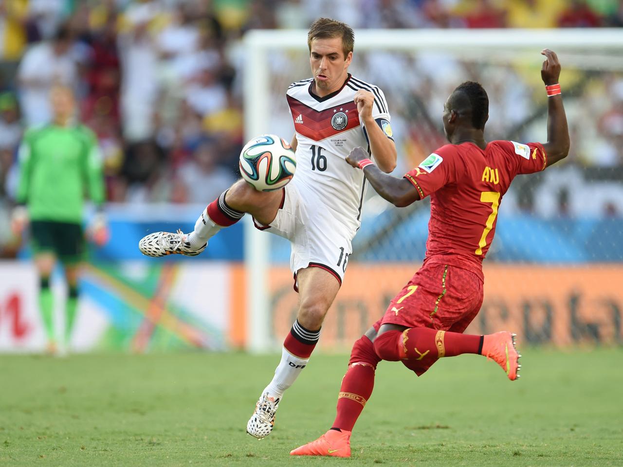 Philipp Lahm (li) mit Christian Atsu Philipp Lahm (li) mit Christian Atsu