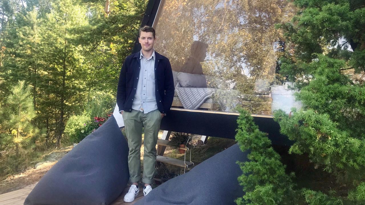 Robin Falck steht neben der von ihm entworfenen "Nolla-Hütte". Robin Falck steht neben der von ihm entworfenen "Nolla-Hütte".