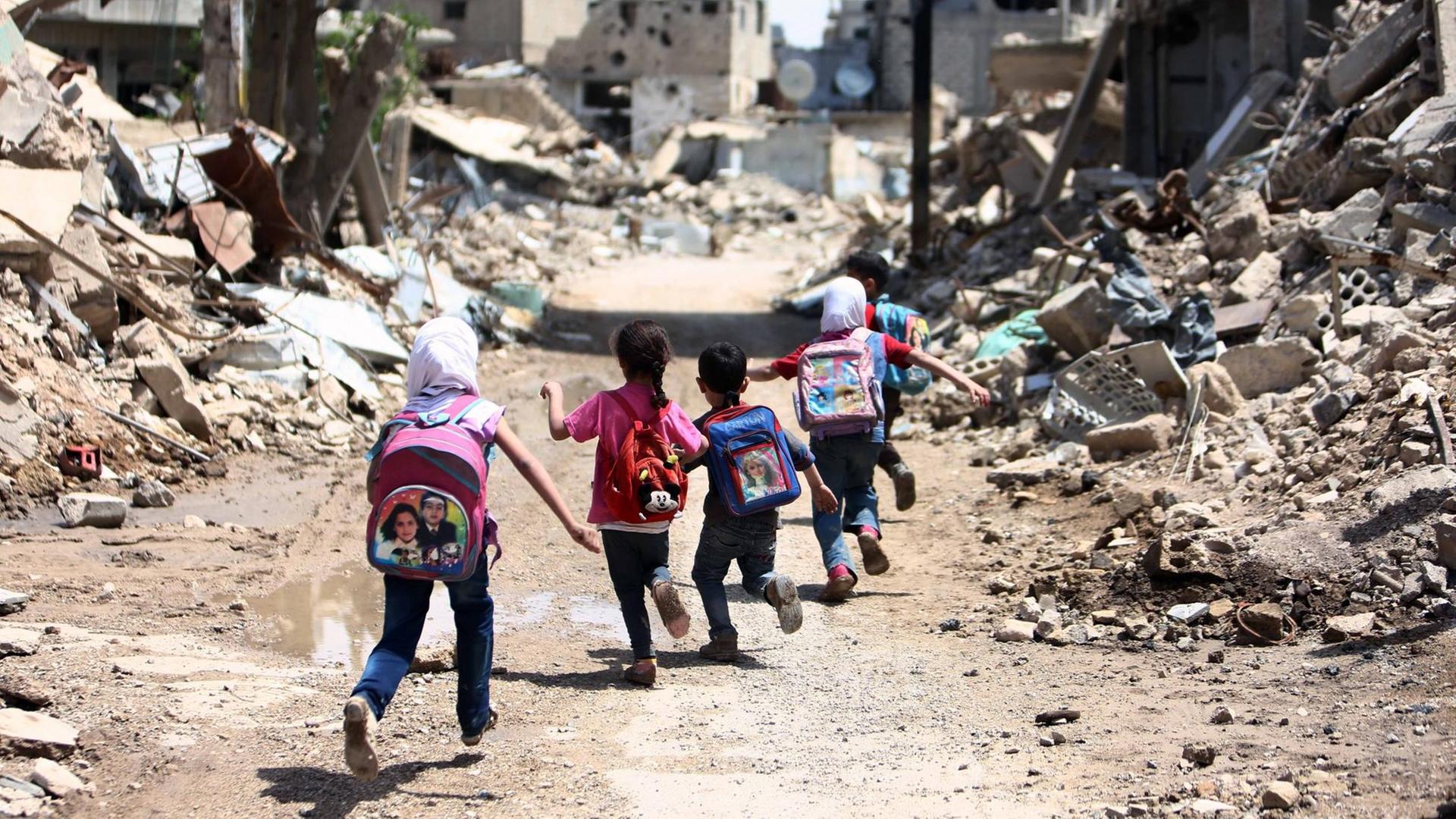 Syrische Schulkinder in der von Rebellen gehaltenen Stadt Jobar. Syrische Schulkinder in der von Rebellen gehaltenen Stadt Jobar.