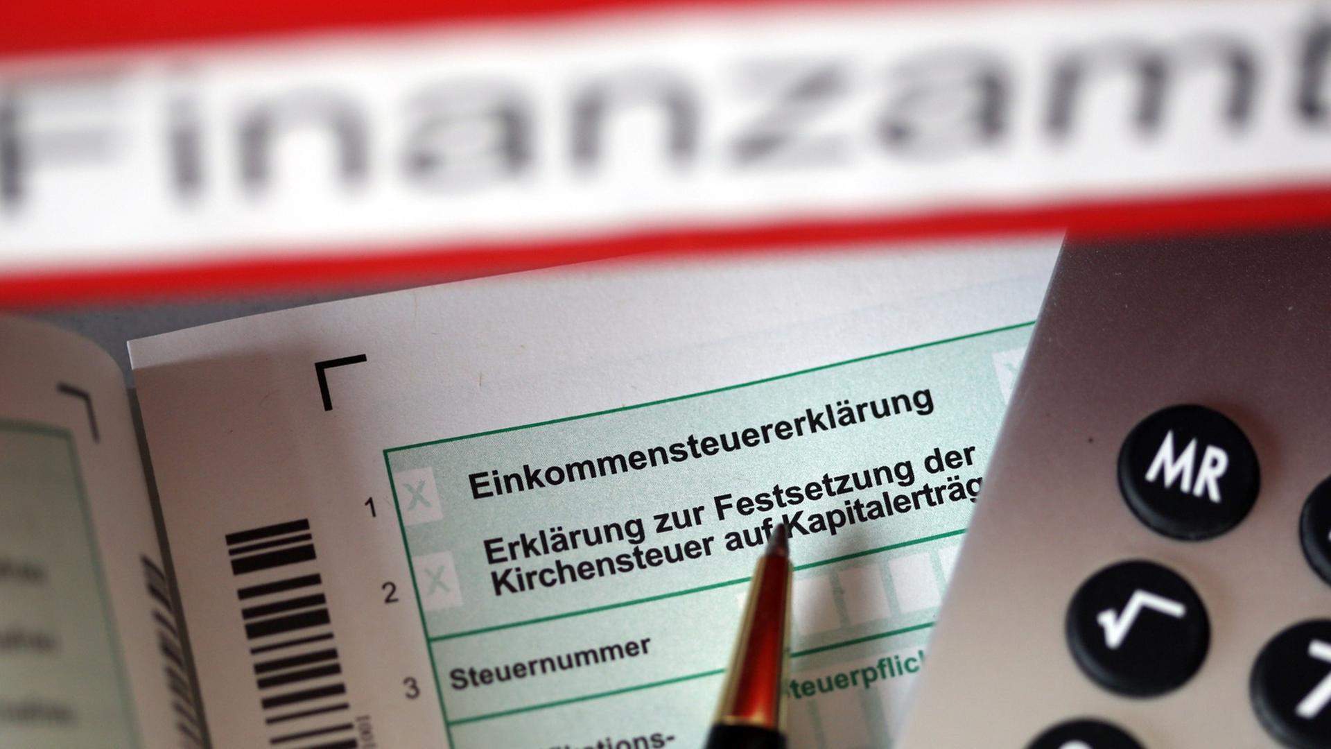 Vordruck für Einkommenssteuererklärung vor einem Aktenordner "Finanzamt" Vordruck für Einkommenssteuererklärung vor einem Aktenordner "Finanzamt"