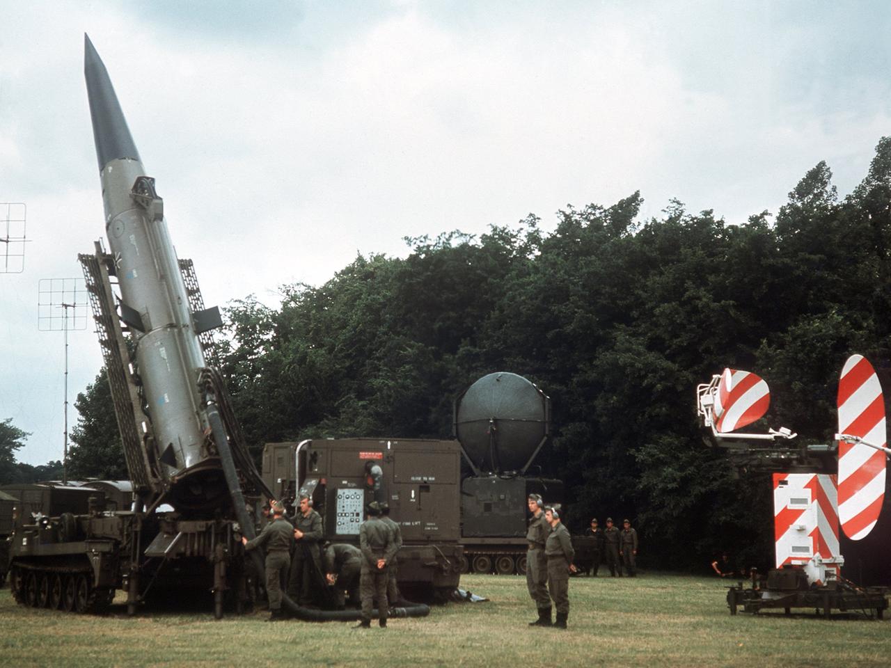 Eine Pershing-Rakete wird gefechtsbereit gemacht. (Undatierte Aufnahme). Pershing-Raketen können mit atomaren Gefechtsköpfen ausgerüstet werden. Eine Pershing-Rakete wird gefechtsbereit gemacht. (Undatierte Aufnahme). Pershing-Raketen können mit atomaren Gefechtsköpfen ausgerüstet werden.
