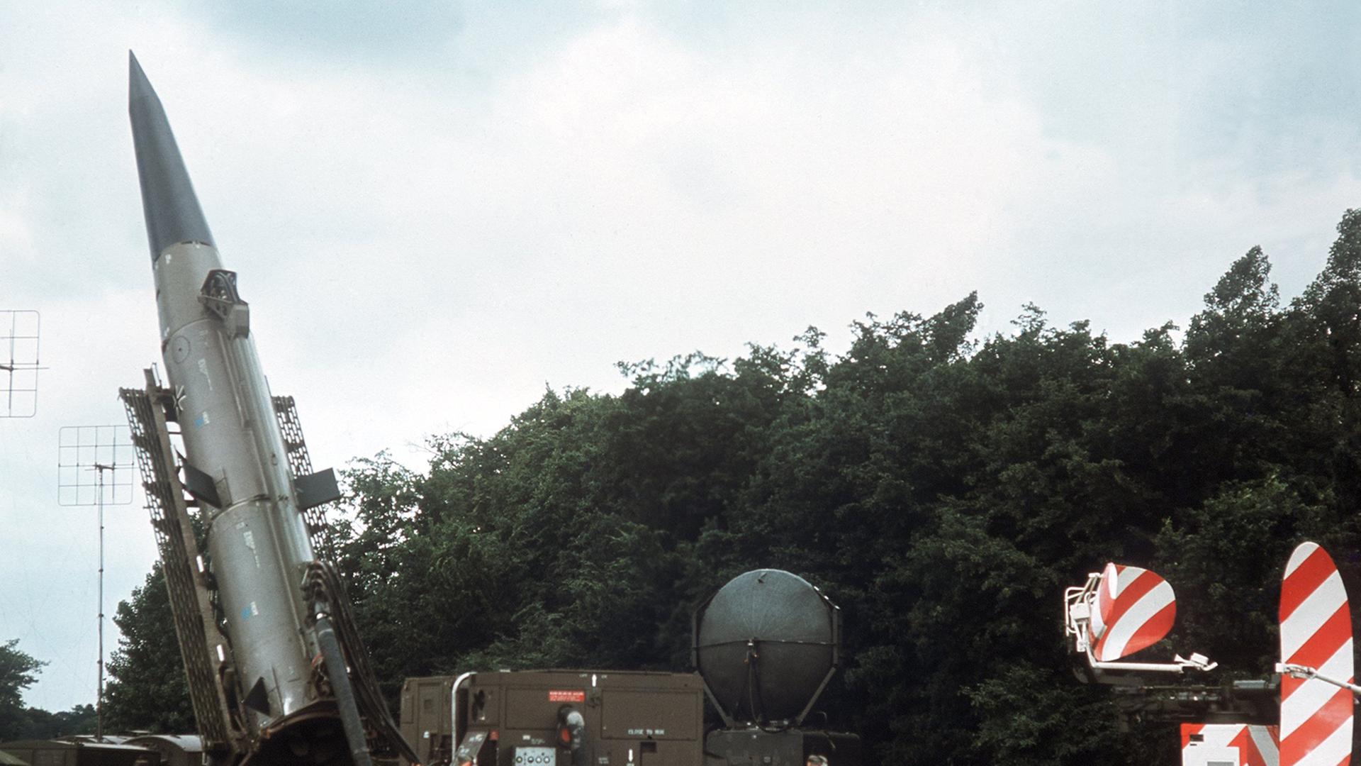 Eine Pershing-Rakete wird gefechtsbereit gemacht. (Undatierte Aufnahme). Pershing-Raketen können mit atomaren Gefechtsköpfen ausgerüstet werden. Eine Pershing-Rakete wird gefechtsbereit gemacht. (Undatierte Aufnahme). Pershing-Raketen können mit atomaren Gefechtsköpfen ausgerüstet werden.