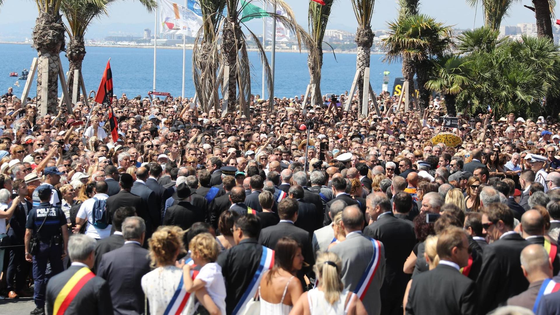 Menschen in Nizza gedenken der Opfer des Anschlags vom französischen Nationalfeiertag. Menschen in Nizza gedenken der Opfer des Anschlags vom französischen Nationalfeiertag.