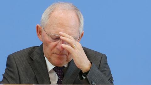 Finanzminister Schäuble und Wirtschaftsminister Gabriel sitzen nebeneinander in der Bundespressekonferenz.