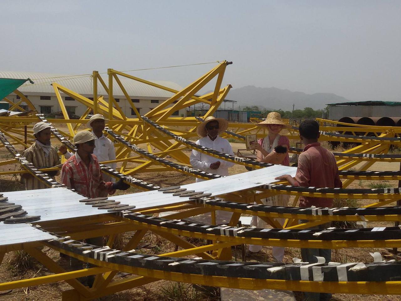 Arbeiter kleben im indischen Ashram Brahma Kumaris Spiegelkacheln auf die Parabelschüsseln des Solarkraftwerks "India One". Arbeiter kleben im indischen Ashram Brahma Kumaris Spiegelkacheln auf die Parabelschüsseln des Solarkraftwerks "India One".