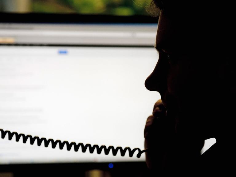 Ein Mann telefoniert am 04.01.2013 in Berlin.
