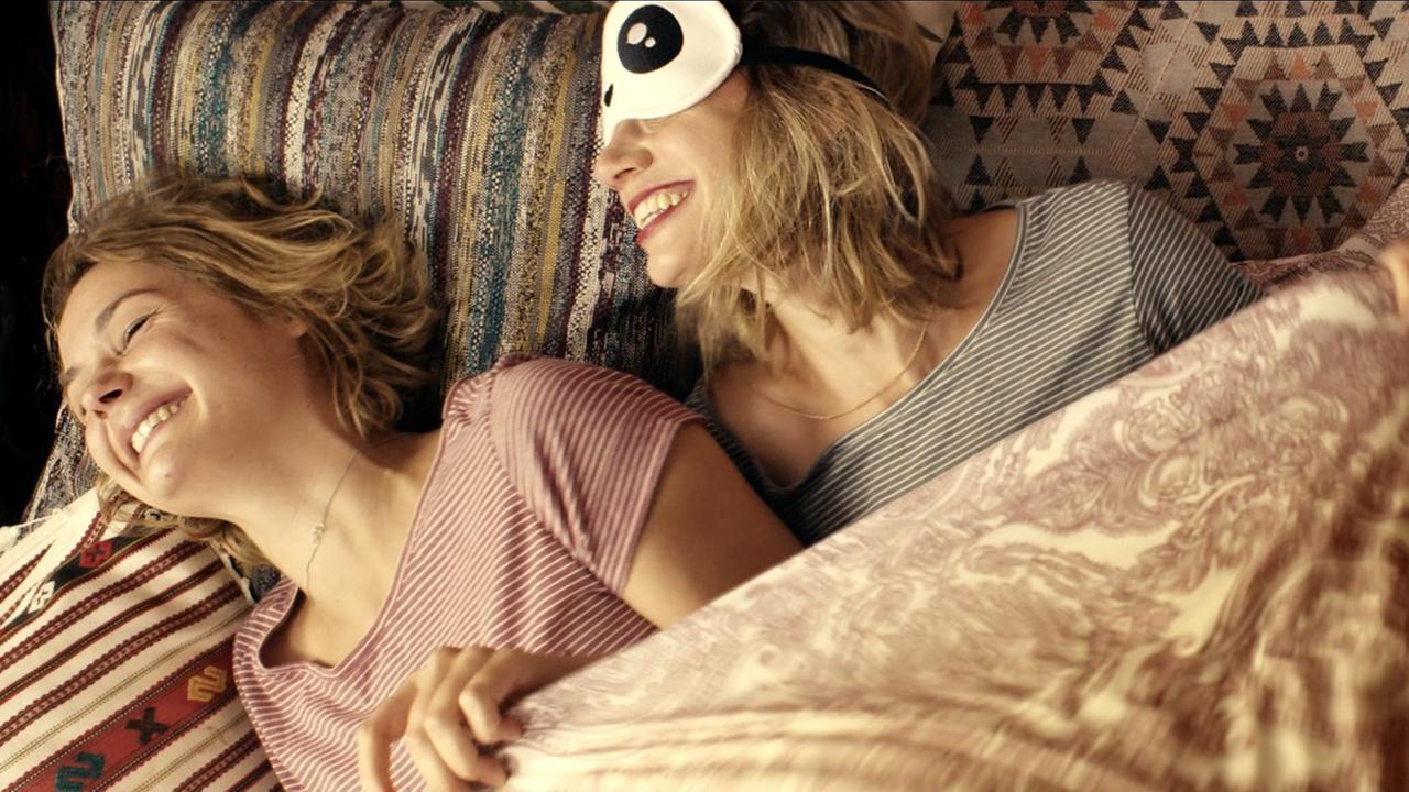 Isi und Lotte im Bett; Szene aus "Einmal Bitte Alles"