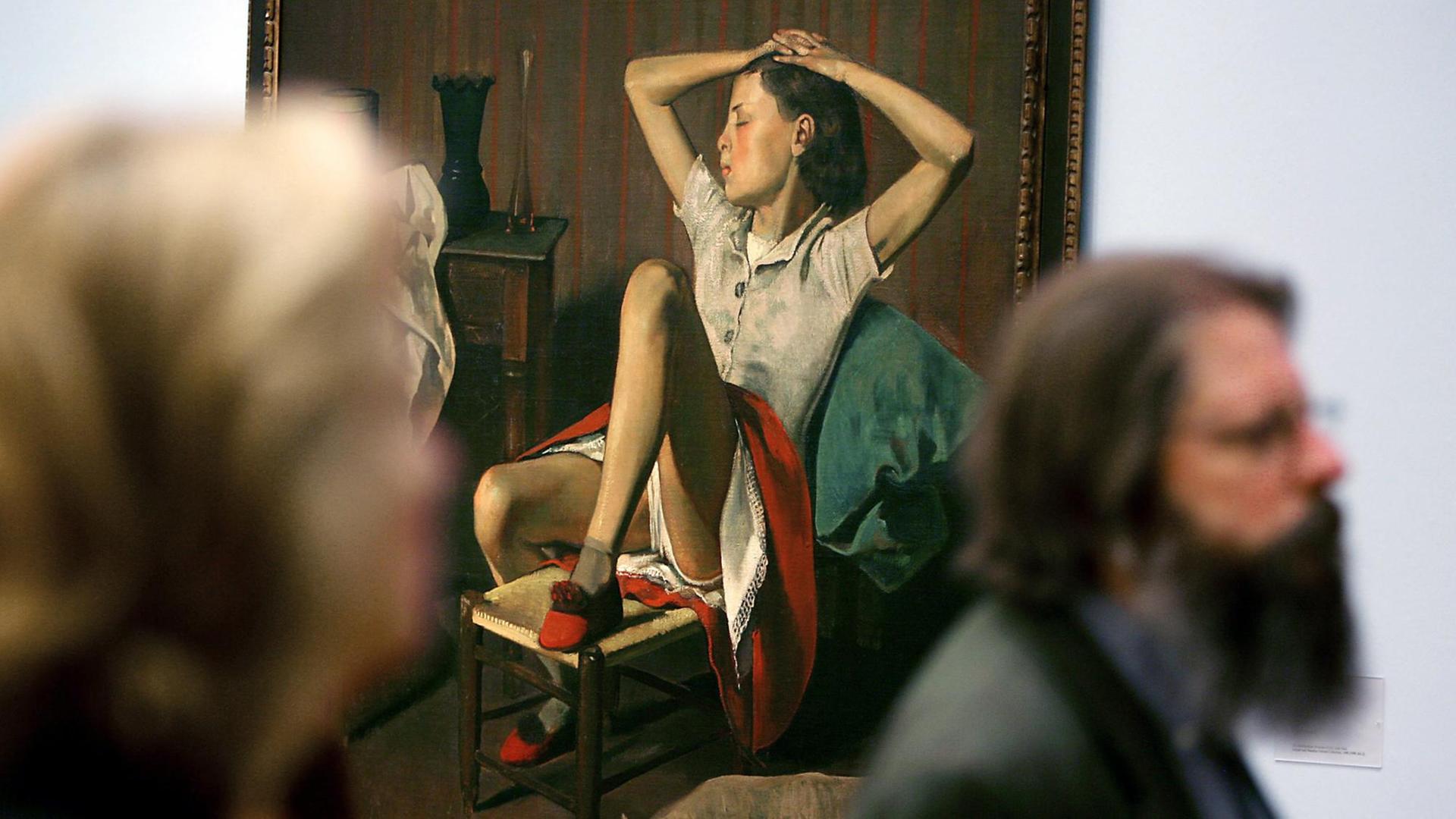 Ausstellungsbesucher stehen am Freitag (17.08.2007) in Köln vor dem Gemälde "Therese, träumend" des Malers Balthus (Balthasar Klossowski) aus dem Jahr 1938. Die erste Einzelausstellung des französischen Künstlers Balthus (1908-2001) in Deutschland zeigt das Kölner Museum Ludwig. Präsentiert werden vom kommenden Samstag (18.08.2007) an rund 70 bedeutende Gemälde des exzentrischen Künstlers. Ausstellungsbesucher stehen am Freitag (17.08.2007) in Köln vor dem Gemälde "Therese, träumend" des Malers Balthus (Balthasar Klossowski) aus dem Jahr 1938. Die erste Einzelausstellung des französischen Künstlers Balthus (1908-2001) in Deutschland zeigt das Kölner Museum Ludwig. Präsentiert werden vom kommenden Samstag (18.08.2007) an rund 70 bedeutende Gemälde des exzentrischen Künstlers.