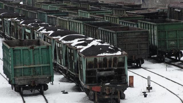 Die Regierung in Kiew hat den Transport von Gütern in die Rebellengebiete gestoppt.