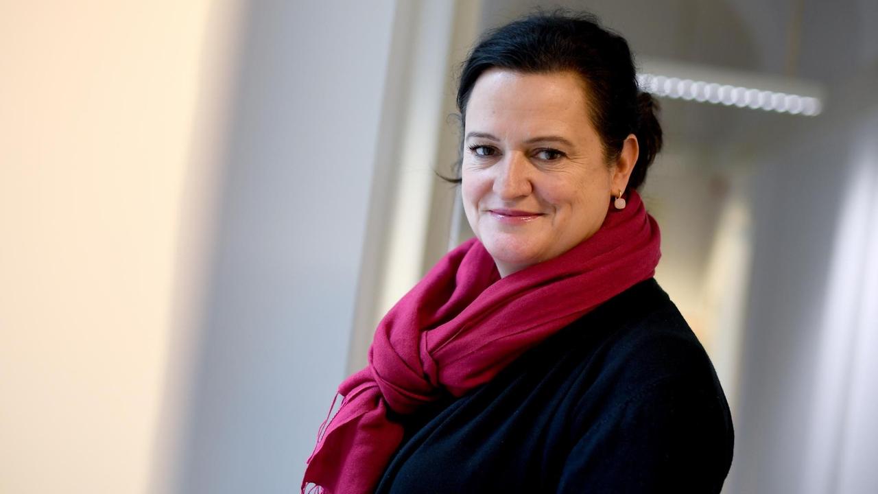 Porträt von Regisseurin Barbara Rohm mit schwarzem Pullover und rotem Schal. Porträt von Regisseurin Barbara Rohm mit schwarzem Pullover und rotem Schal.