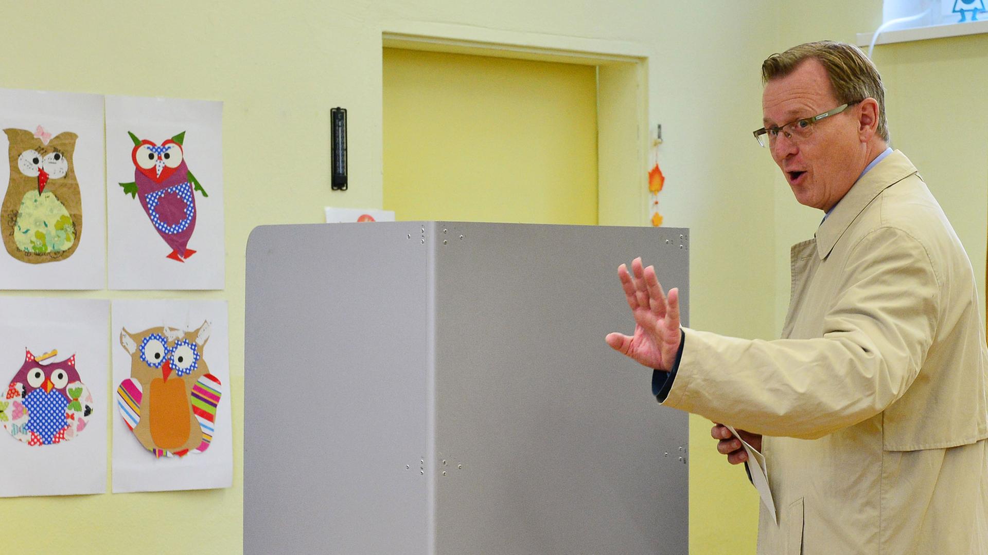 Der Spitzenkandidat der Partei Die Linke für die Landtagswahl in Thüringen Bodo Ramelow gibt am 14.09.2014 in Erfurt (Thüringen) den Stimmzettel ab. Der Spitzenkandidat der Partei Die Linke für die Landtagswahl in Thüringen Bodo Ramelow gibt am 14.09.2014 in Erfurt (Thüringen) den Stimmzettel ab.