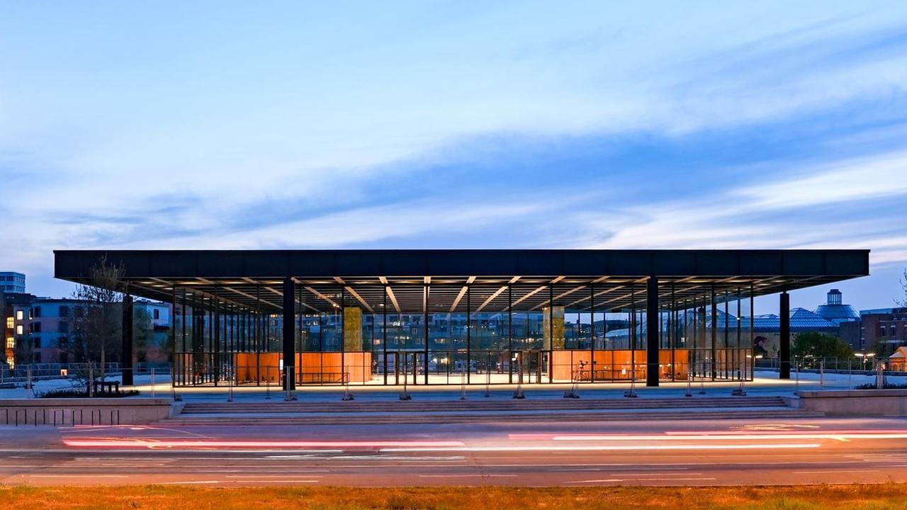 Die Neue Nationalgalerie am Kulturforum und die St.-Matthäus-Kirche sind am Abend in der Dämmerung beleuchtet. Die Neue Nationalgalerie am Kulturforum und die St.-Matthäus-Kirche sind am Abend in der Dämmerung beleuchtet.