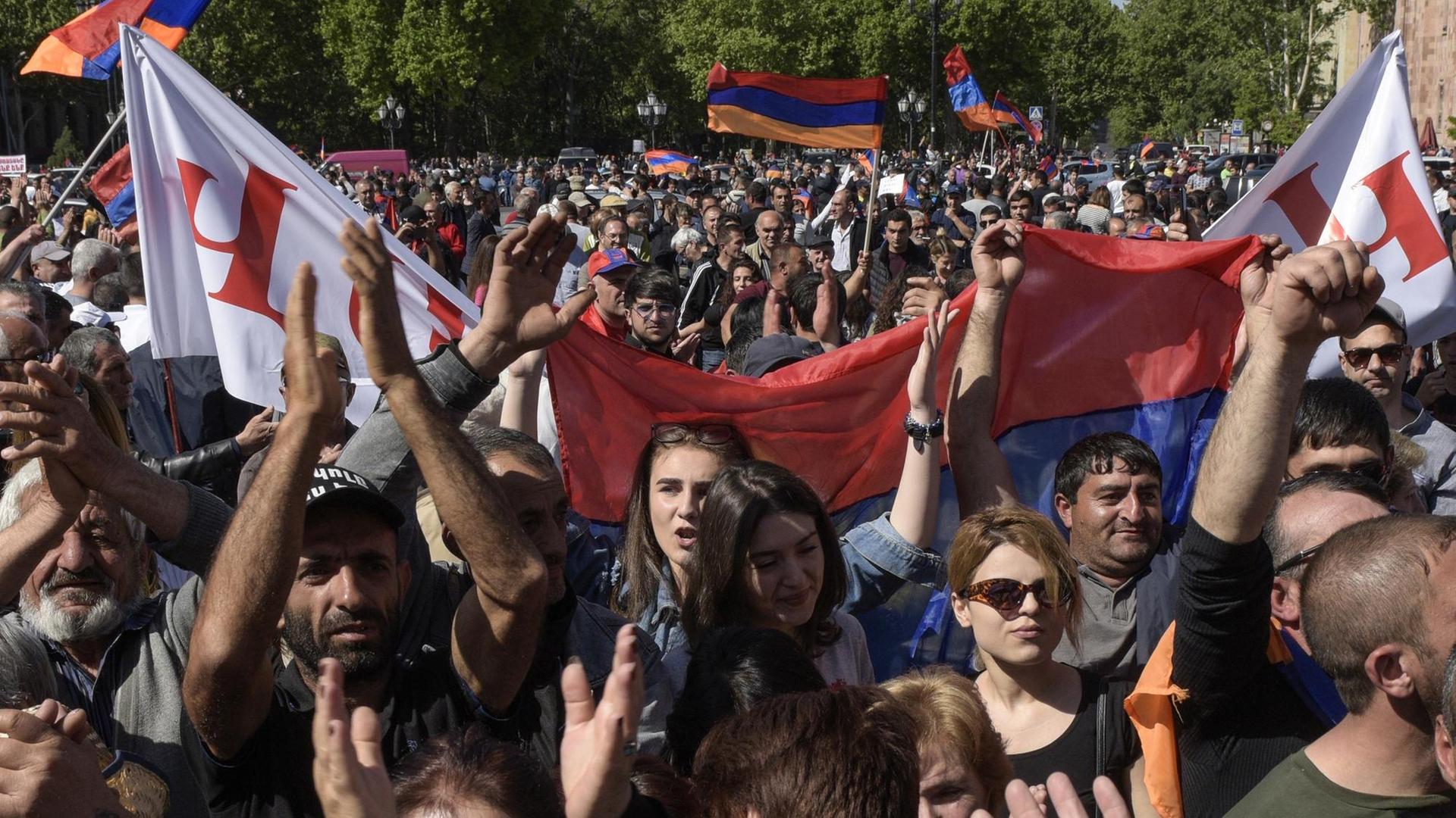 Das Foto zeigt Anhänger des armenischen Politikers Nikol Paschinjan auf einer Kundgebung in der Hauptstadt Eriwan. Das Foto zeigt Anhänger des armenischen Politikers Nikol Paschinjan auf einer Kundgebung in der Hauptstadt Eriwan.
