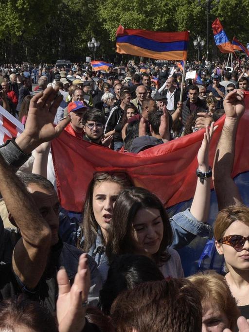 Das Foto zeigt Anhänger des armenischen Politikers Nikol Paschinjan auf einer Kundgebung in der Hauptstadt Eriwan.