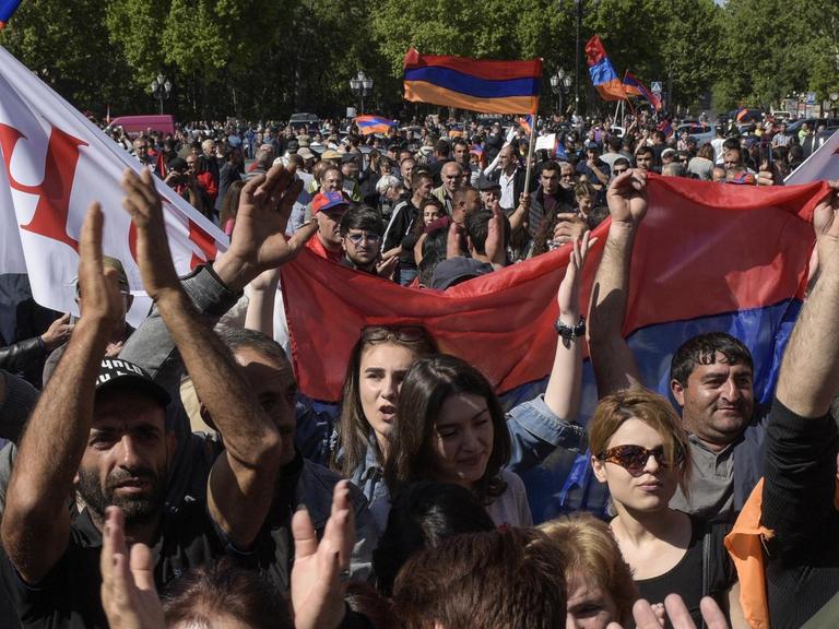Das Foto zeigt Anhänger des armenischen Politikers Nikol Paschinjan auf einer Kundgebung in der Hauptstadt Eriwan.