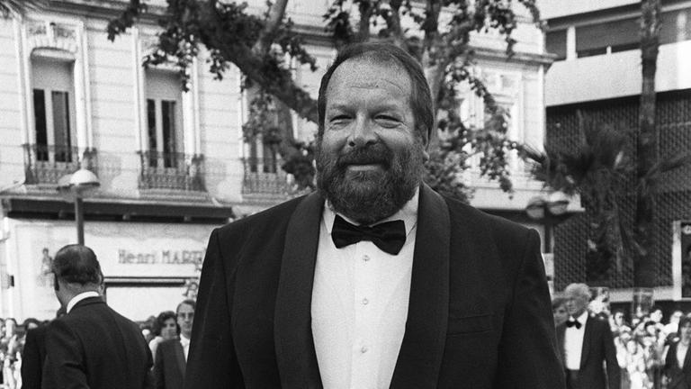 Bud Spencer im schwarzen Anzug mit Fliege Bud Spencer im schwarzen Anzug mit Fliege