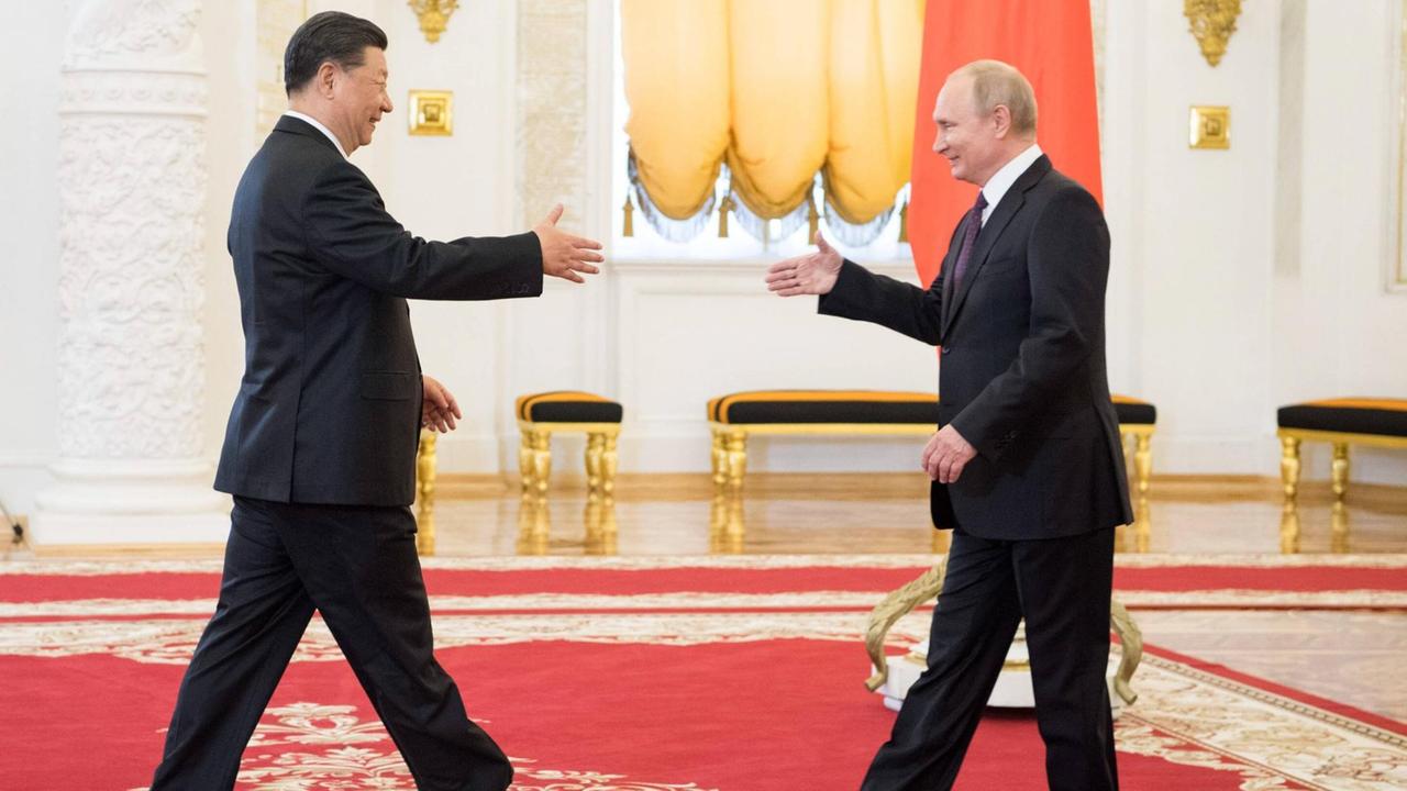 Der chinesische Präsident Xi Jinping schüttelt dem russischen Präsident Putin die Hand (Archivfoto).