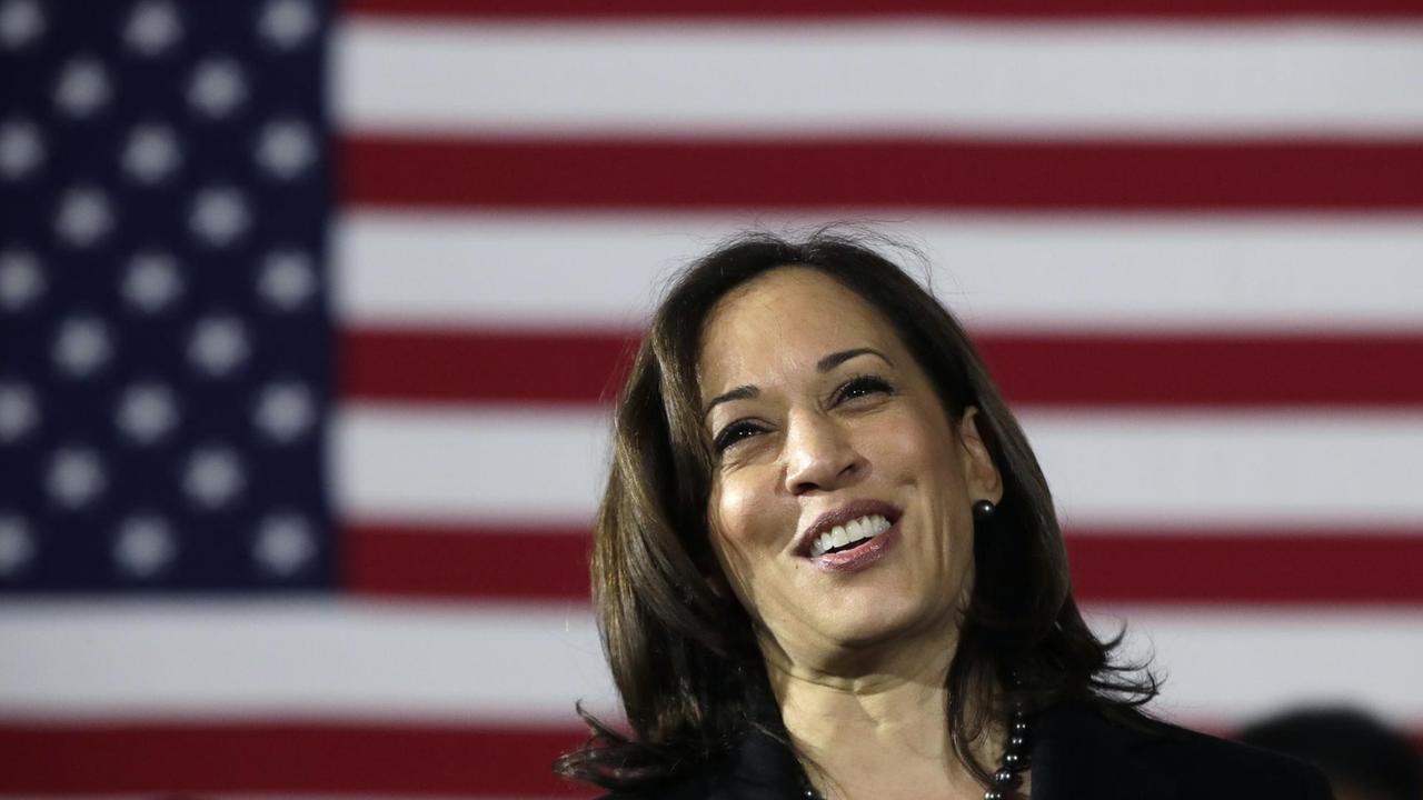 Senatorin Kamala Harris will für die Demokraten bei den Wahlen 2020 antreten. Bei einer Veranstaltung in Portsmouth steht sie vor einer US-Flagge. Senatorin Kamala Harris will für die Demokraten bei den Wahlen 2020 antreten. Bei einer Veranstaltung in Portsmouth steht sie vor einer US-Flagge.