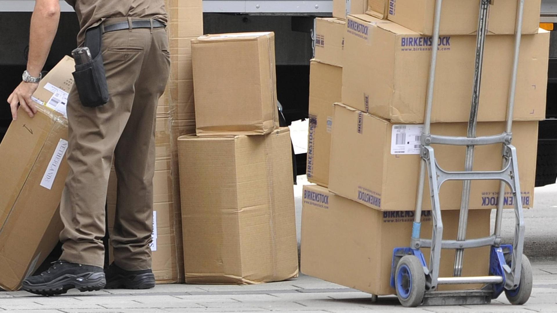 Ein Paketbote sortiert Pakete Ein Paketbote sortiert Pakete