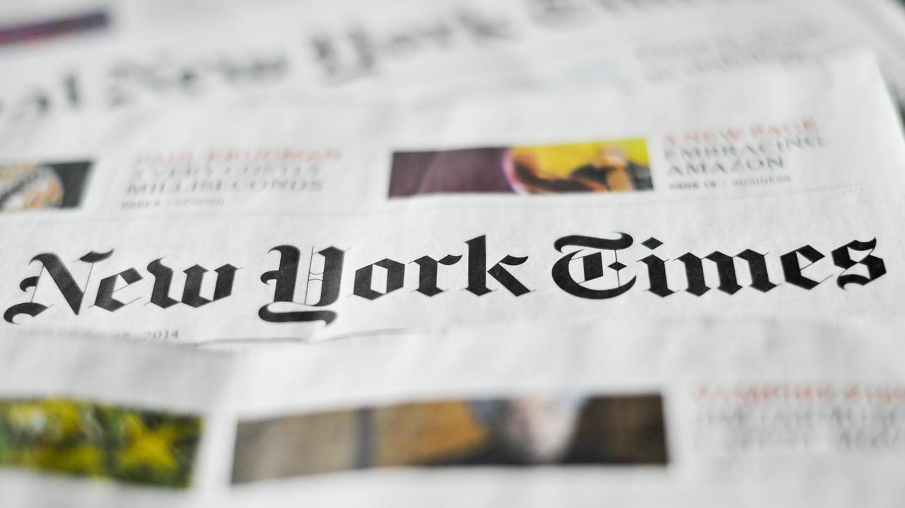 Verschiedene Ausgaben der US-Zeitung "New York Times" liegen auf einem Tisch