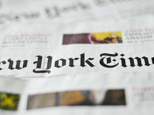 Verschiedene Ausgaben der US-Zeitung "New York Times" liegen auf einem Tisch