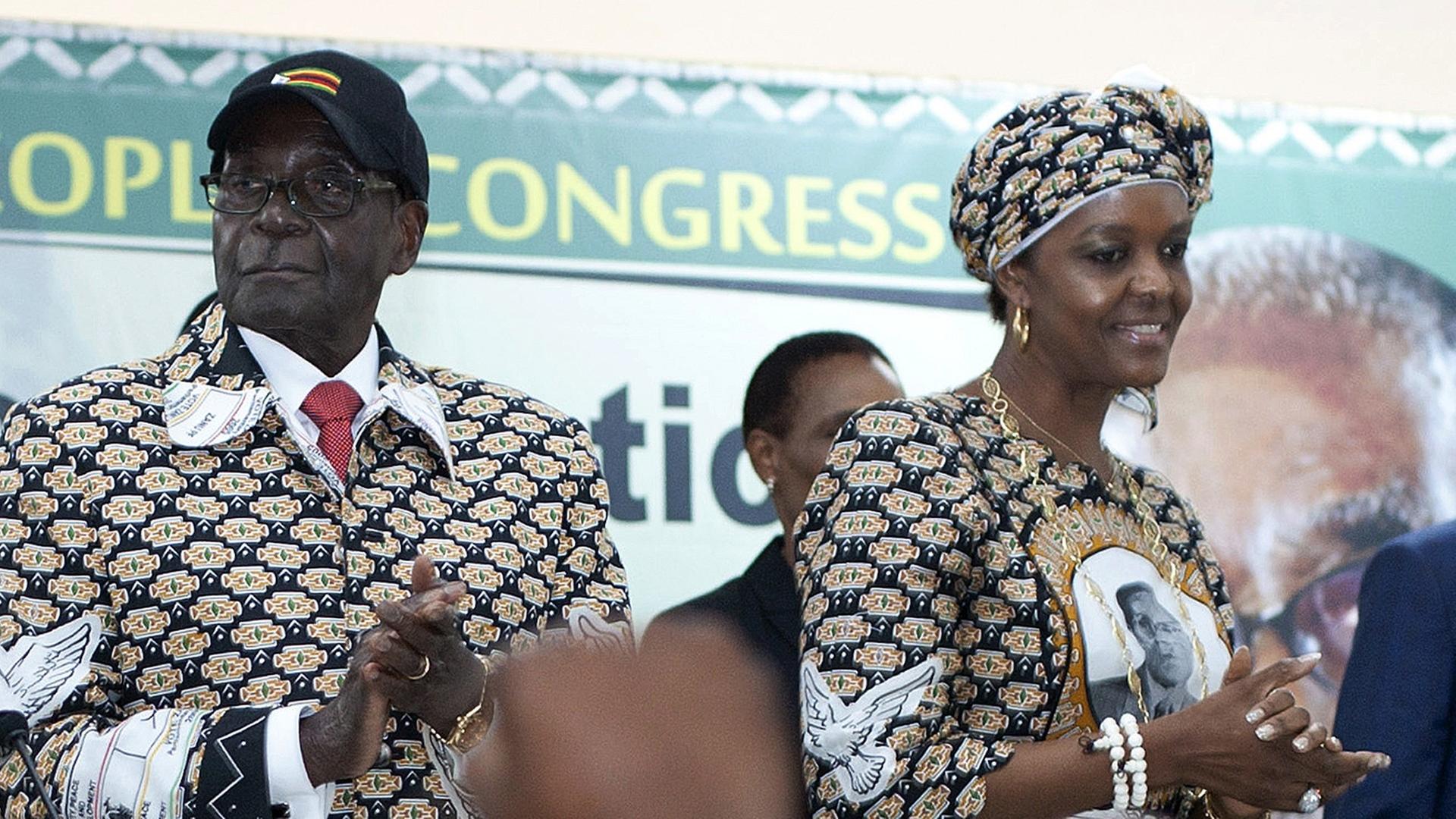 Simbabwes Präsident Robert Mugabe mit seiner Frau Grace beim Parteitag der ZanuPF. Simbabwes Präsident Robert Mugabe mit seiner Frau Grace beim Parteitag der ZanuPF.