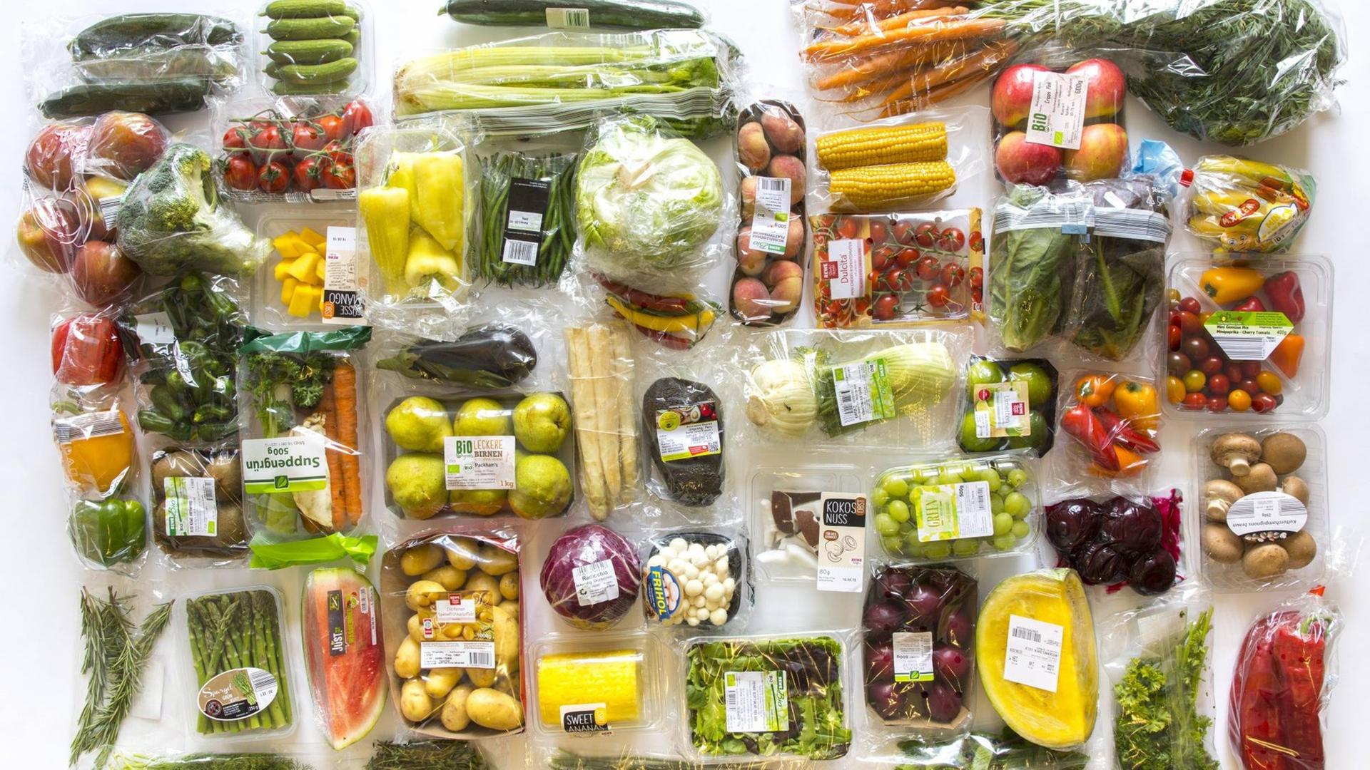 Frische Lebensmittel, Gemüse, Obst, jeweils, einzeln in Plastikfolie verpackt